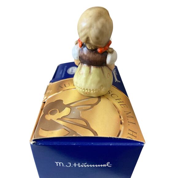 Hummel Goebel "Girl With Sheet Music" Sitting Singing Figurine #389 HL 99 - Picture 3 of 5